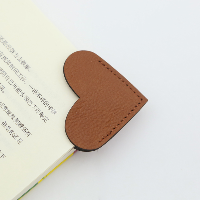 Laserbares herzförmiges Lesezeichen aus Kunstleder