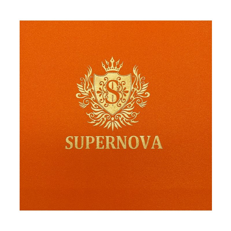 Lasergravierte goldene Geschenkbox aus Kraftpapier