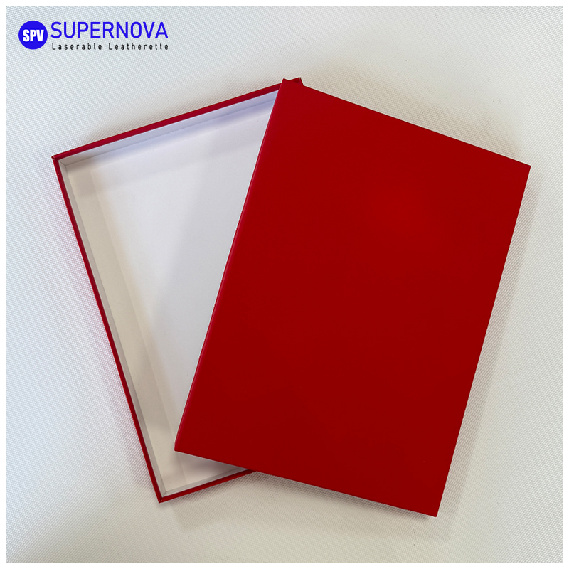 Lasergravierte goldene Geschenkbox aus Kraftpapier
