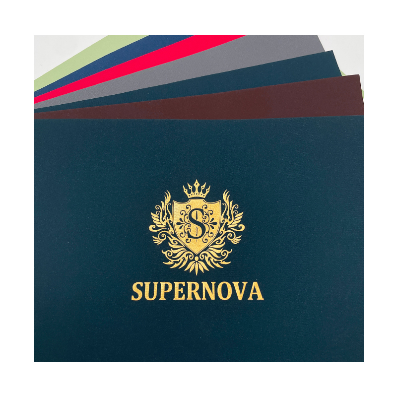 Lasergravierte goldene Geschenkbox aus Kraftpapier