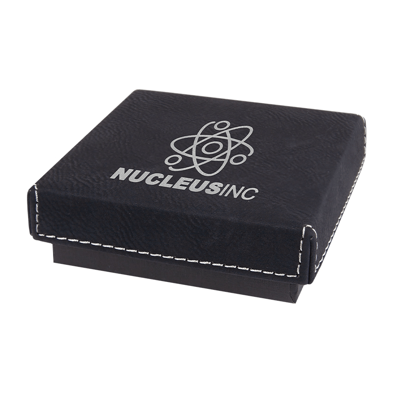 7 3/8' x 5 3/4' Geschenkbox mit laserbarem Kunstlederdeckel 7 3/8' x 5 3/4' Geschenkbox mit laserbarem Kunstlederdeckel