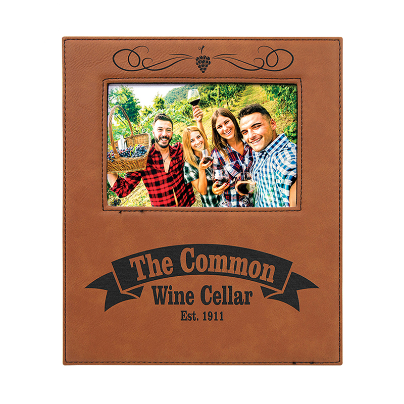 5' x 7' Kunstleder-Fotorahmen mit 4 1/4' x 8 7/8' Gravurbereich 5' x 7' Kunstleder-Fotorahmen mit 4 1/4' x 8 7/8' Gravurbereich