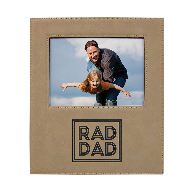 5' x 7' Kunstleder-Fotorahmen mit 4 1/4' x 8 7/8' Gravurbereich 5' x 7' Kunstleder-Fotorahmen mit 4 1/4' x 8 7/8' Gravurbereich
