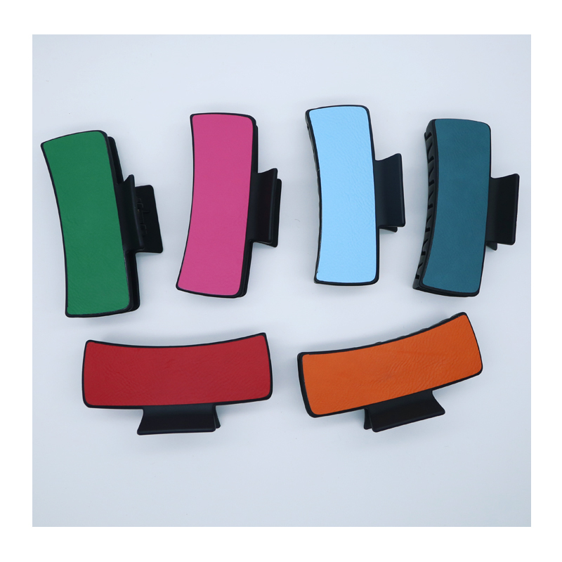 Laserbarer Haarclip aus Kunstleder Laserbarer Haarclip aus Kunstleder