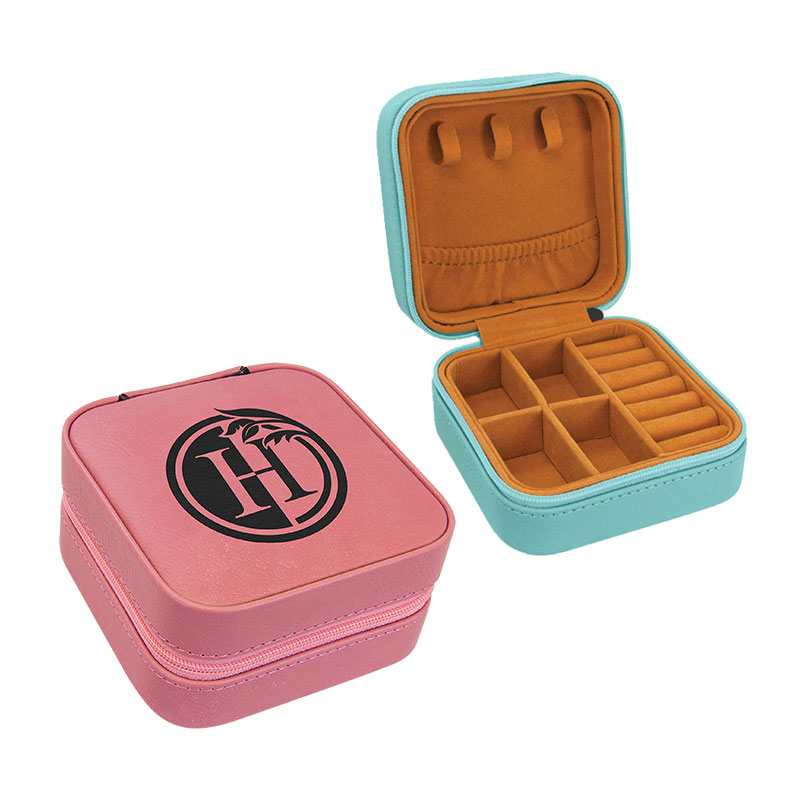 4×4 Laserbare Reiseschmuckbox aus Kunstleder mit hellbraunem Futter 4×4 Laserbare Reiseschmuckbox aus Kunstleder mit hellbraunem Futter