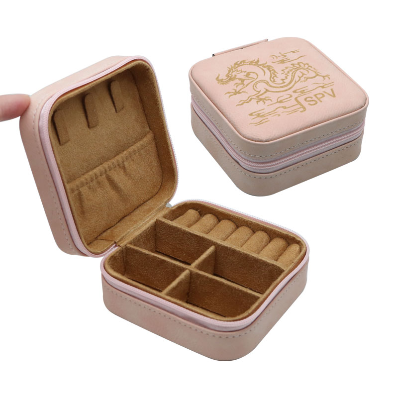 4×4 Laserbare Reiseschmuckbox aus Kunstleder mit hellbraunem Futter 4×4 Laserbare Reiseschmuckbox aus Kunstleder mit hellbraunem Futter
